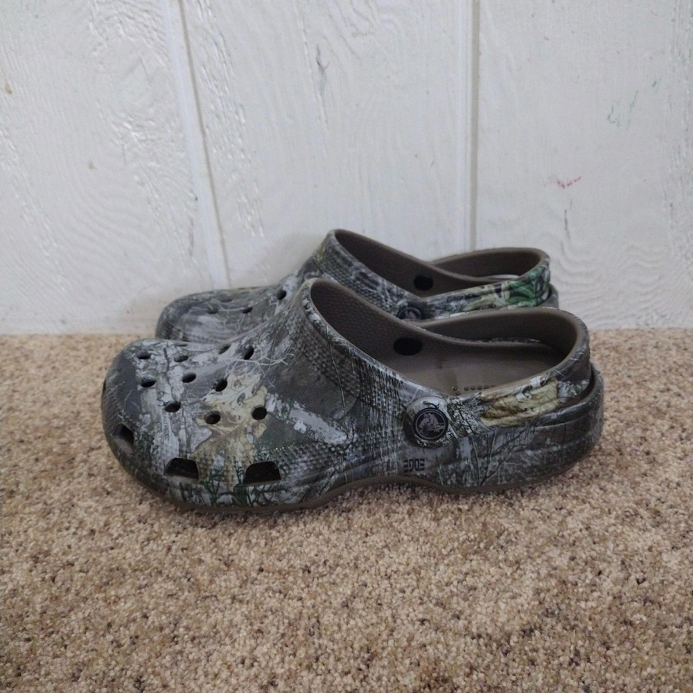 Camo crocs, men’s size 7, women’s size 9. Very good condition.